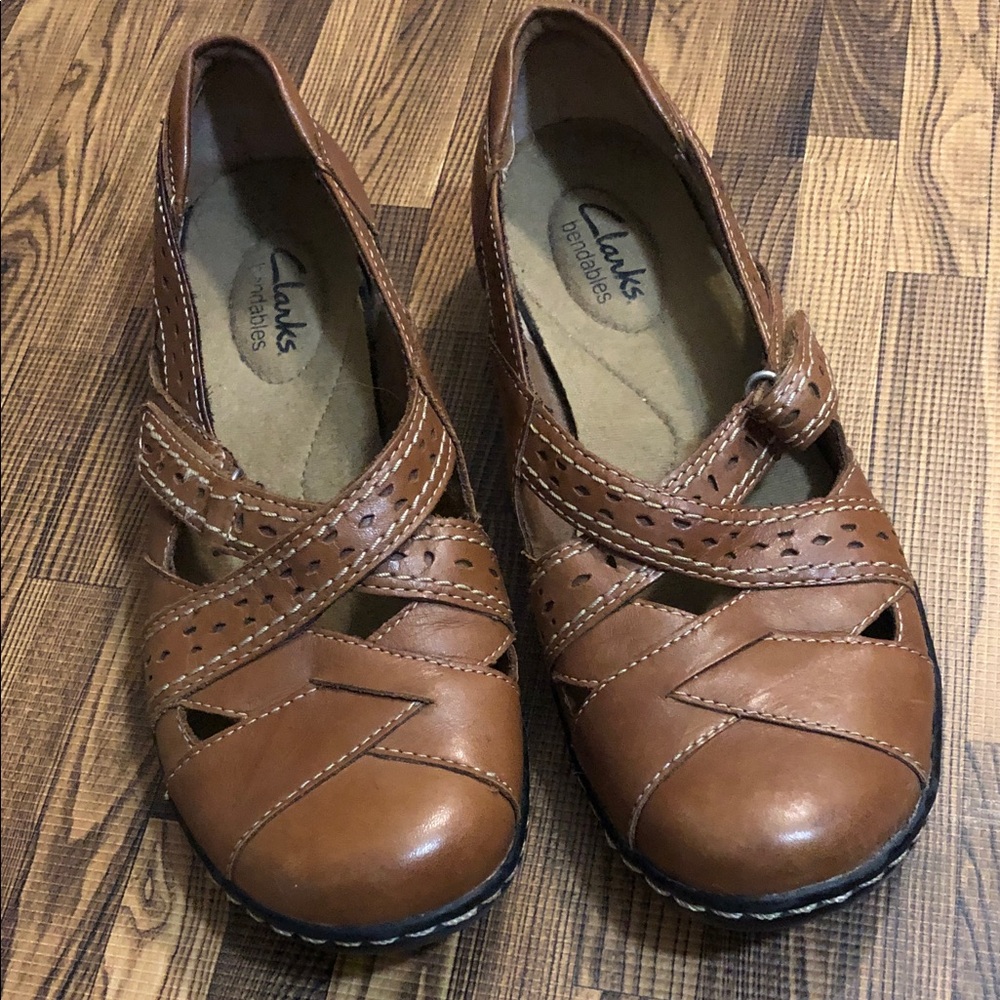 Clarks Women's Tan Leathe Flats with Cross-Strap Size 6